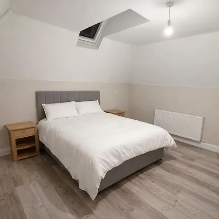 5 Bedroom Town موناغان