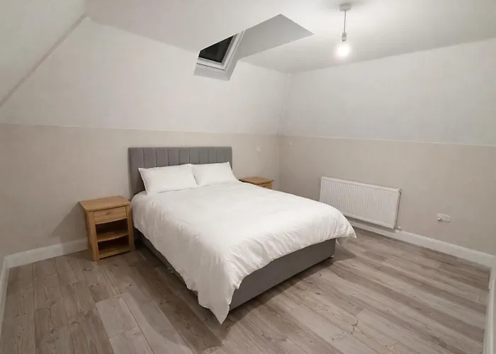 5 Bedroom Town موناغان